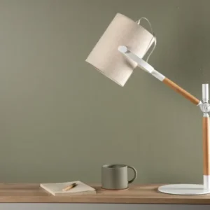 Tischlampe „Laura“ – Kombination aus Weiß und Holzdetails, sowie schwenkbar