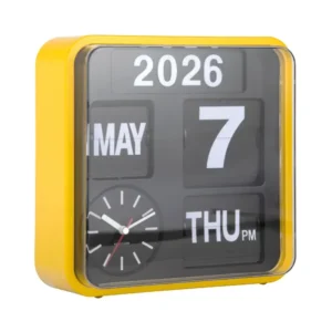 Gelbe Wanduhr mit Klappzahlen-Display: 2026, May, 7 und THU PM