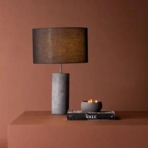 Tischlampe „Siv“ – Betonfuß & schwarzer Stoffschirm
