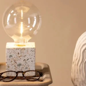 Tischlampe „Ricardo“ – Nordisches Design mit Terrazzo-Sockel in Würfelform