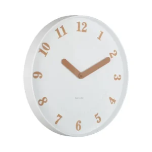 Runde Wanduhr mit weißem Zifferblatt, braunen Zeigern und goldfarbenen Ziffern