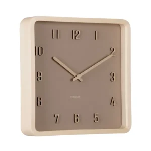 Quadratische Wanduhr: heller Holzrahmen, taupes Zifferblatt, goldene Zeiger und Ziffern
