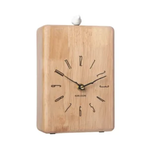 Wanduhr aus hellem Holz mit schwarzem Ziffernblatt, Karlsson und weißem Aufsatz oben