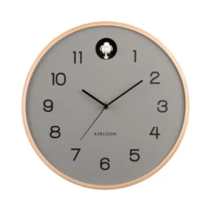 Wanduhr mit grauem Zifferblatt, hellem Holzrahmen und Kuckucksfigur bei 12