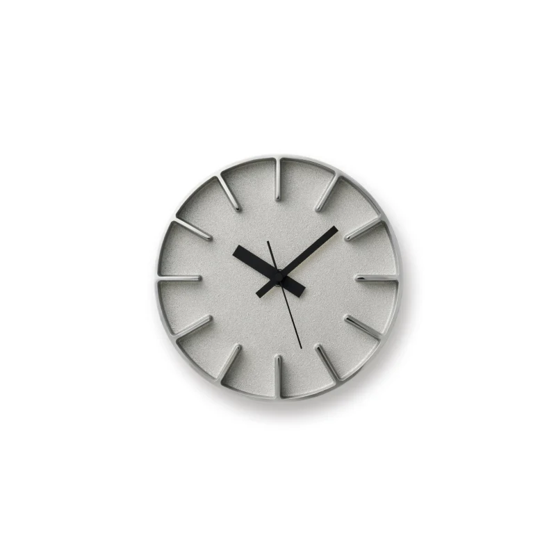 Runde Wanduhr mit silbernem Zifferblatt, schwarzen Zeigern und Strichindizes