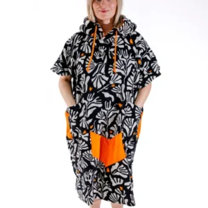 Poncho surf adulte ALL-IN Corail vue de face, motif floral noir et blanc, poches et cordon orange