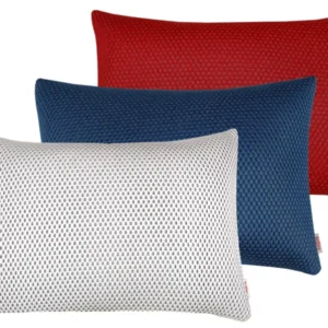 3 unifarbene Kissenbezuege ca. 25x40 cm im 3D-Waben-Design in den Farben rot, blau und weiss. Aus der beties "Rhythm" Serie.