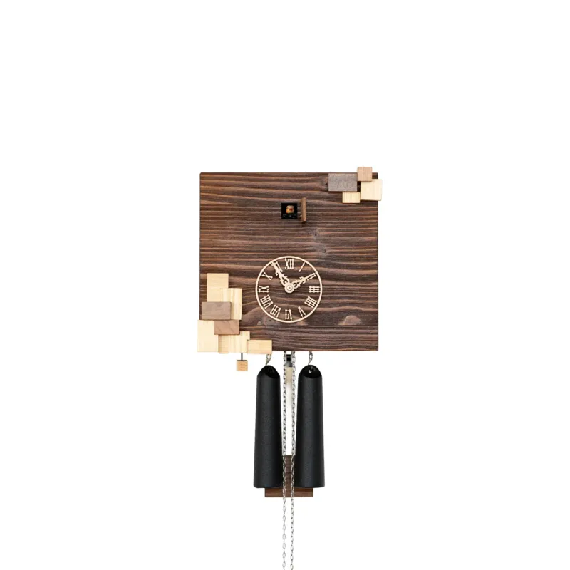 Mechanische Wanduhr aus Holz mit Zifferblatt und zwei schwarzen Gewichten