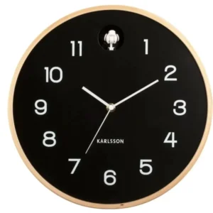 Runde Wanduhr mit Holzrahmen, schwarzem Zifferblatt, weißen Zahlen und Zeigern