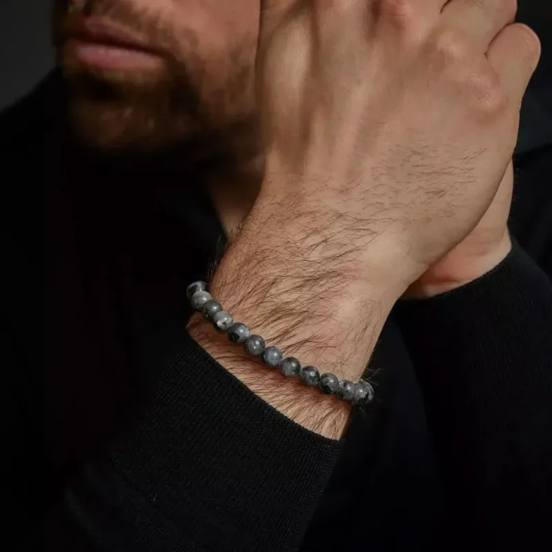 Armband mit grauen Larvikit-Steinen und Edelstahlverschluss