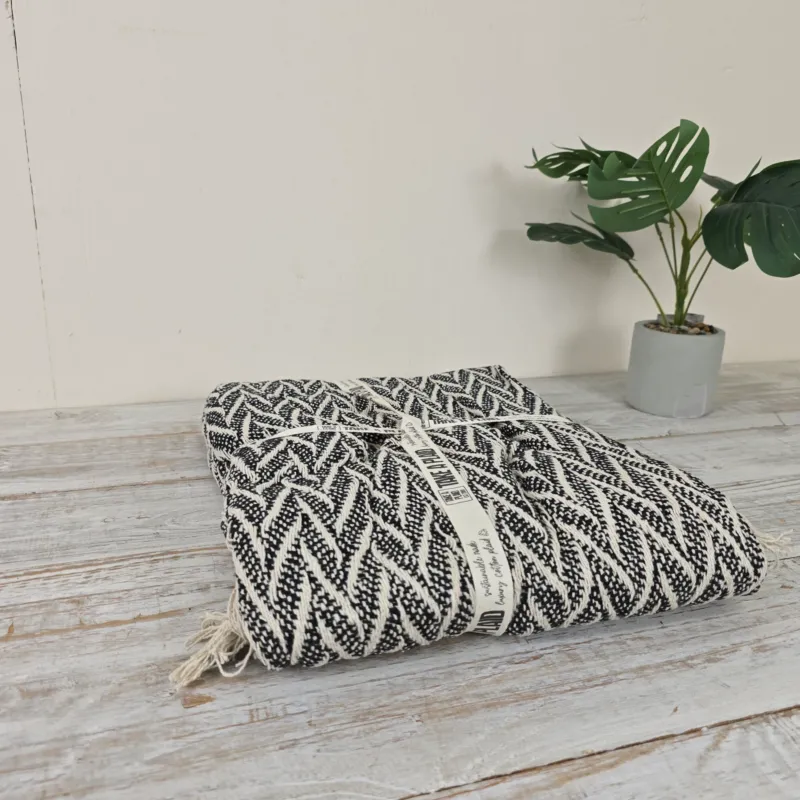 Take a Plaid 22 Wohndecke 125x150cm Schwarz Weiß Baumwolle Muster Fransen Decke